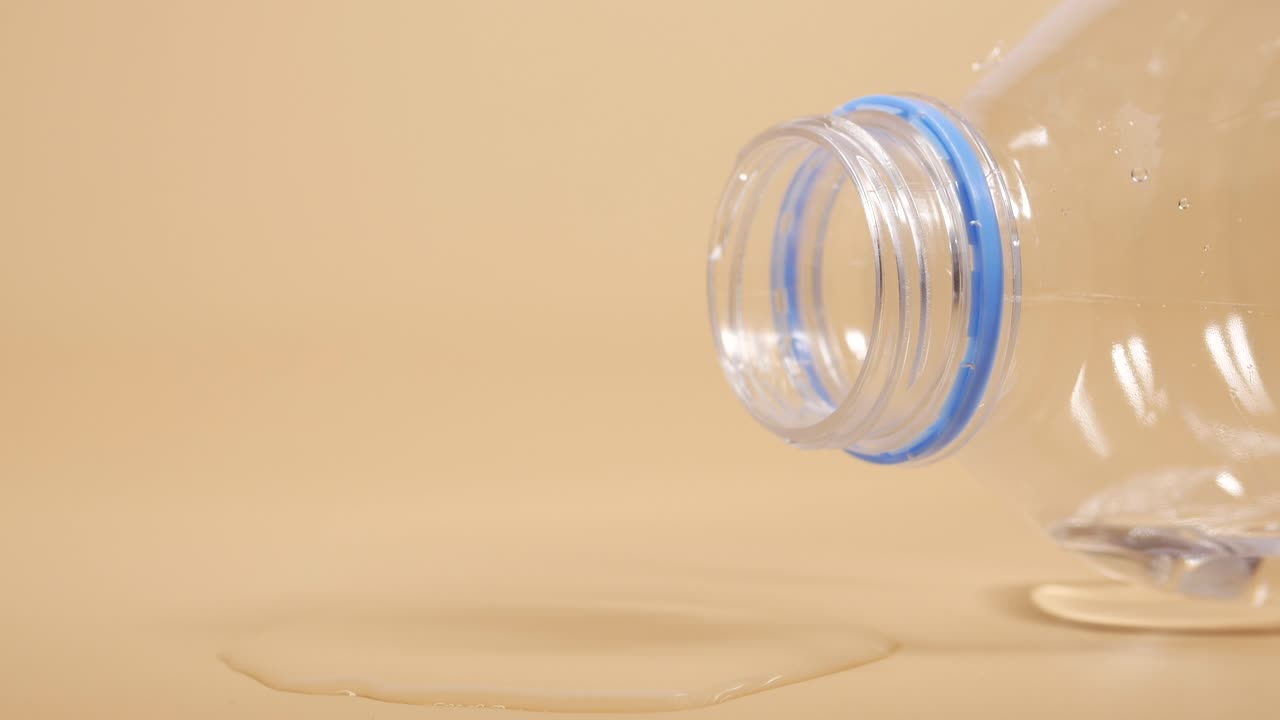 유출 된 물 병의 클로즈업