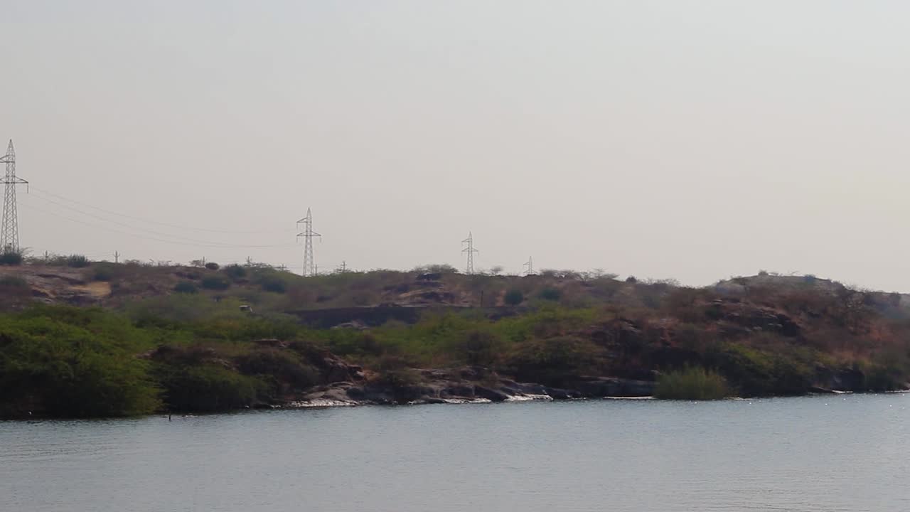 lago prístino con cielo de puesta de sol en ángulo de flotación de forma vespertina