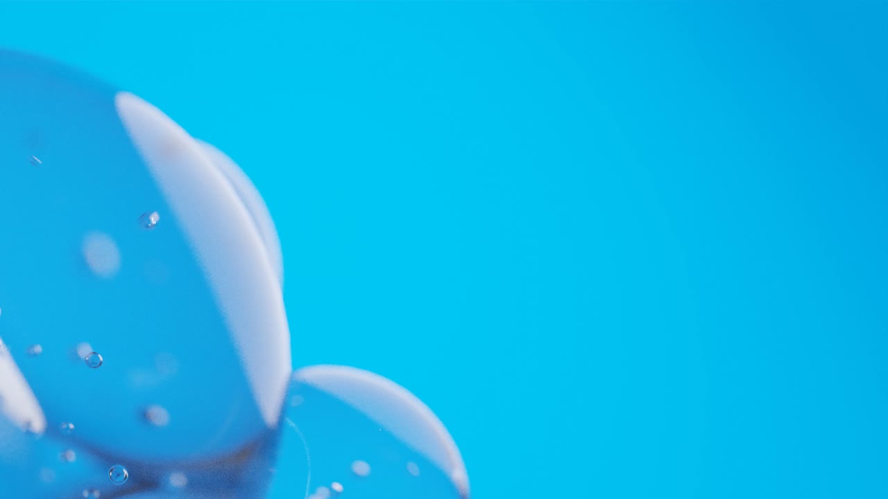 hidratante limpieza de la esencia facial gel en fondo de gota de agua azul abstracto