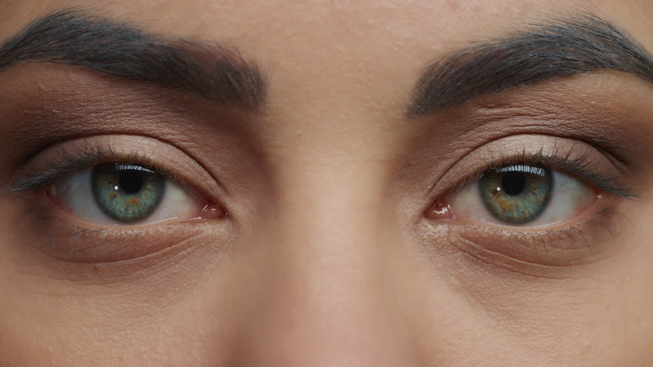 cerca hermosos ojos azules que se abren mujer que usa maquillaje sombra de ojos cosméticos concepto de belleza macro