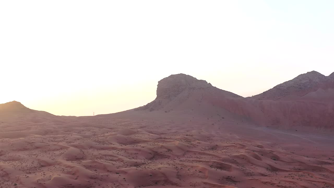 4k 드론 영상, 모래 파동과 함께 멜리하 사막의 화석 암석 고원의 공중 광경, 아랍에미리트의 모래 언덕 사막의 스핑크스의 지질적 풍경, 드론 비디오