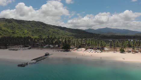 la playa de nacpan en el nido, isla de palawan