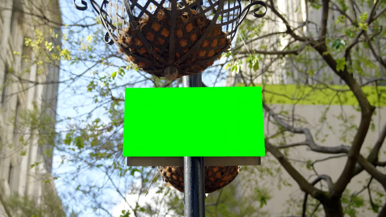 led hoarding en la calle de la ciudad 4k