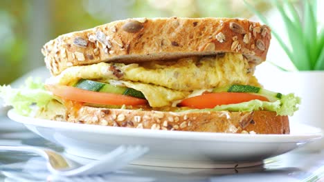 delicioso sándwich de huevo de trigo entero