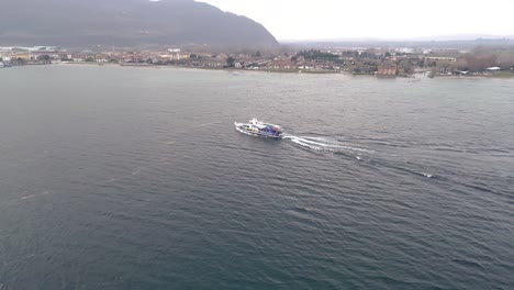 Luftaufnahme-Der-Fähre-Auf-Dem-Iseosee-In-Italien