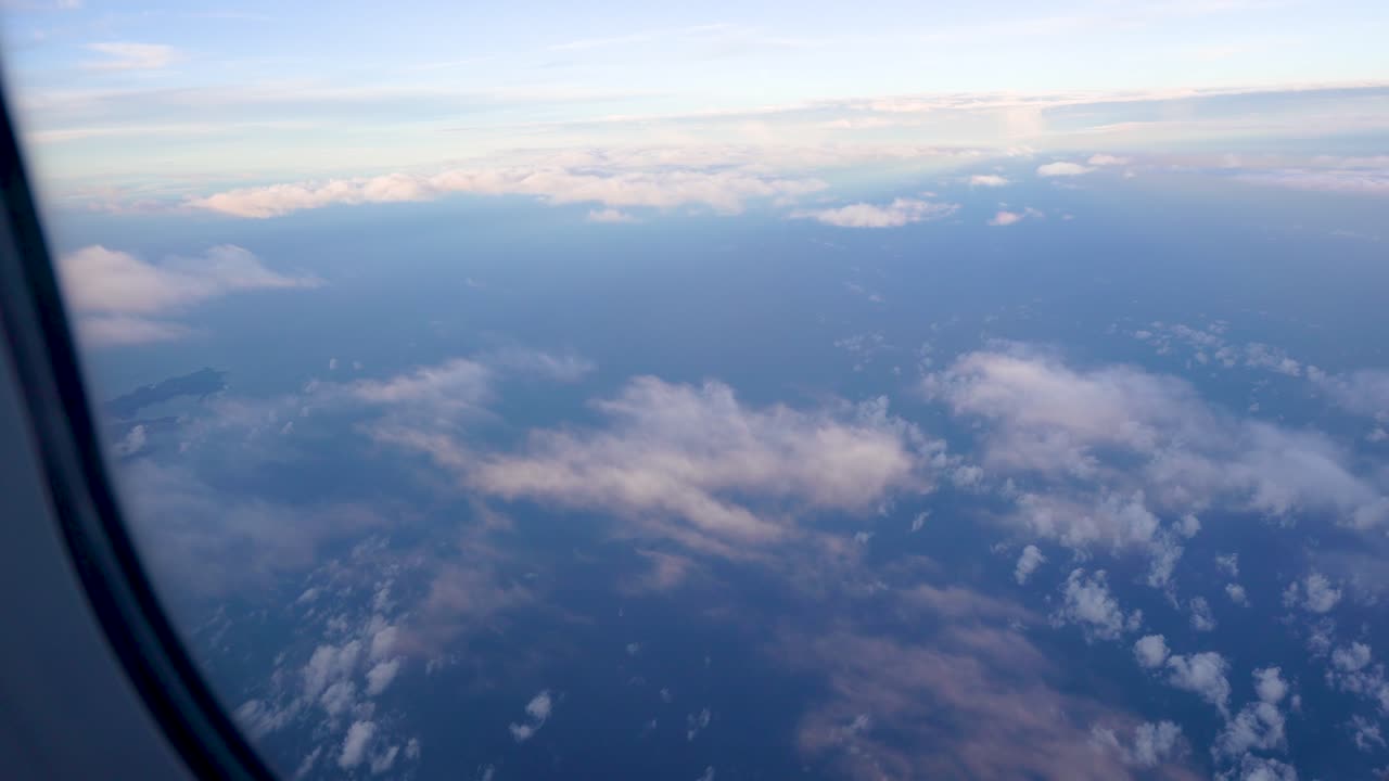 яркий и красивый пейзаж голубого неба, выше плывущие движущиеся облака и солнце, пространство слой за слоем, съемка окна самолета