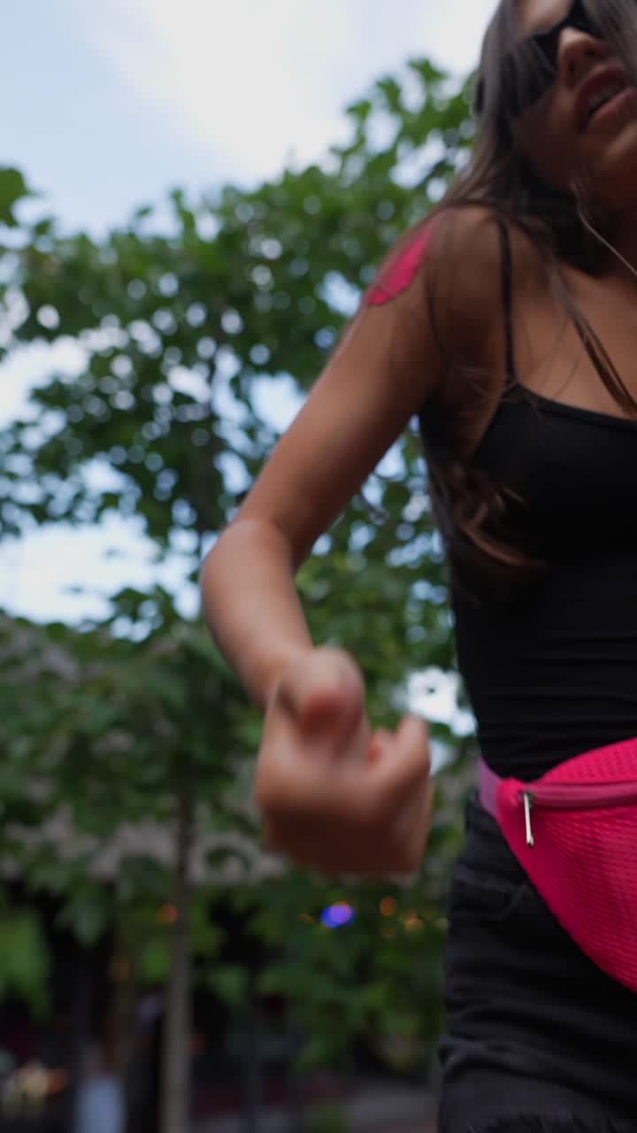 Mujer bailando en un festival