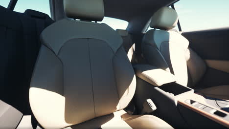 cerca del interior de un coche con asientos de cuero beige