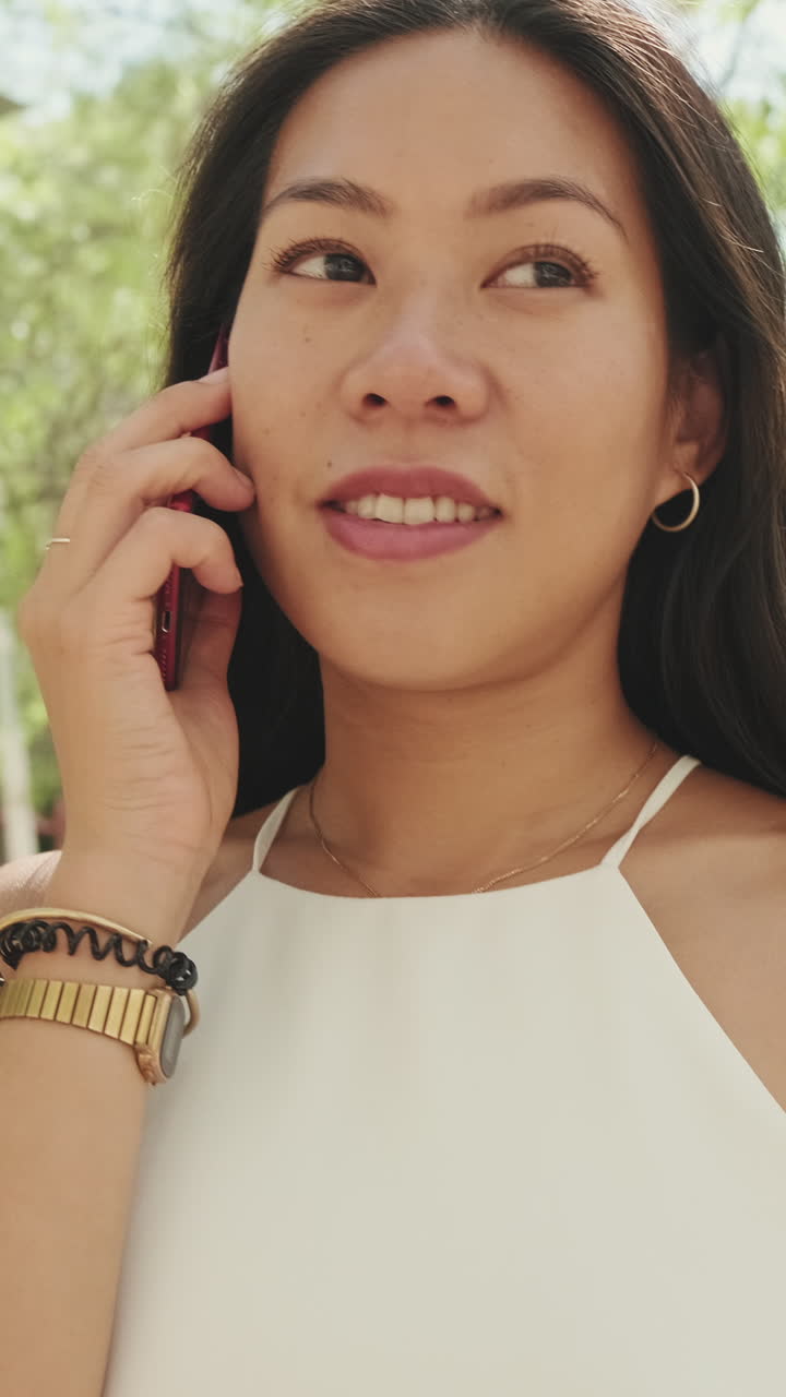 mujer en una llamada telefónica