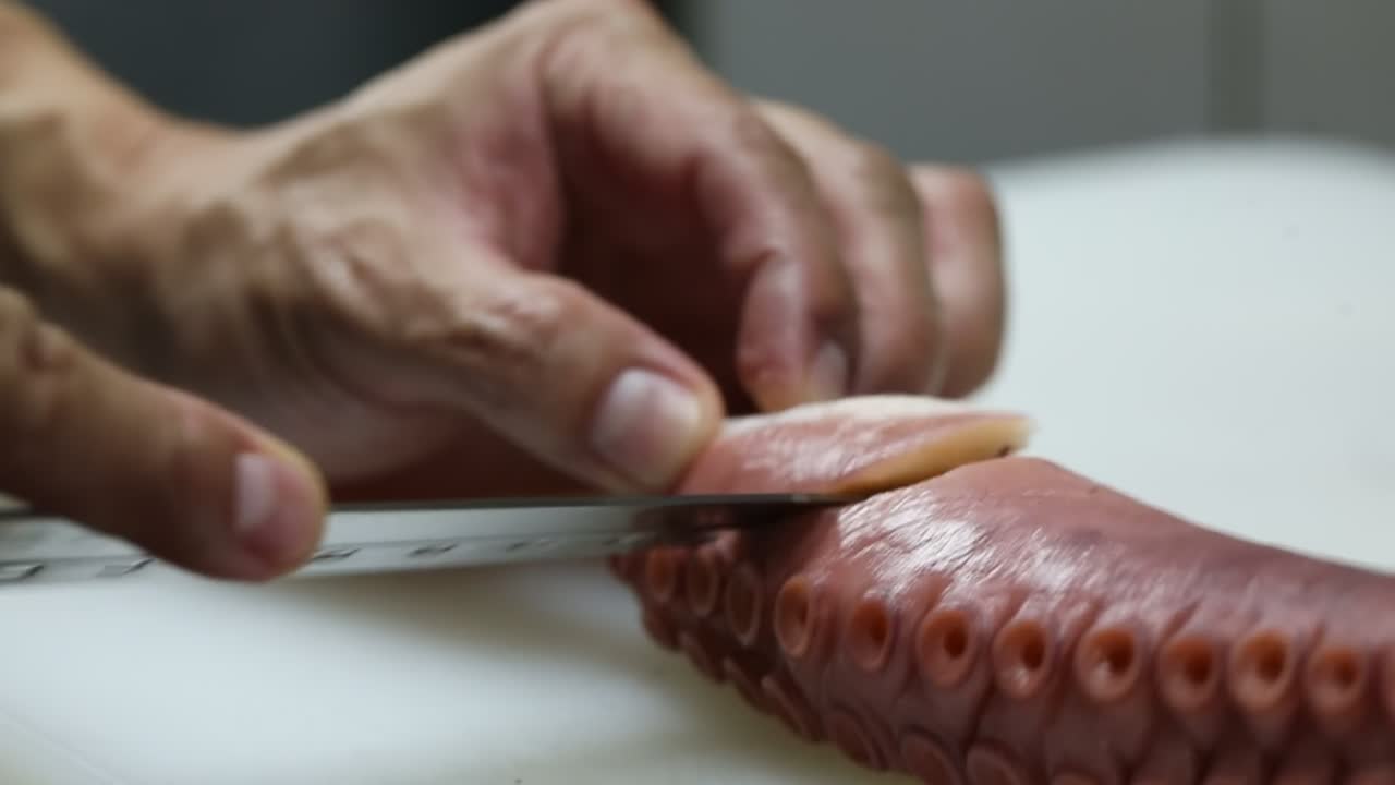 un jefe cortó un pulpo para cenar, disparo de cerca, insertar disparo