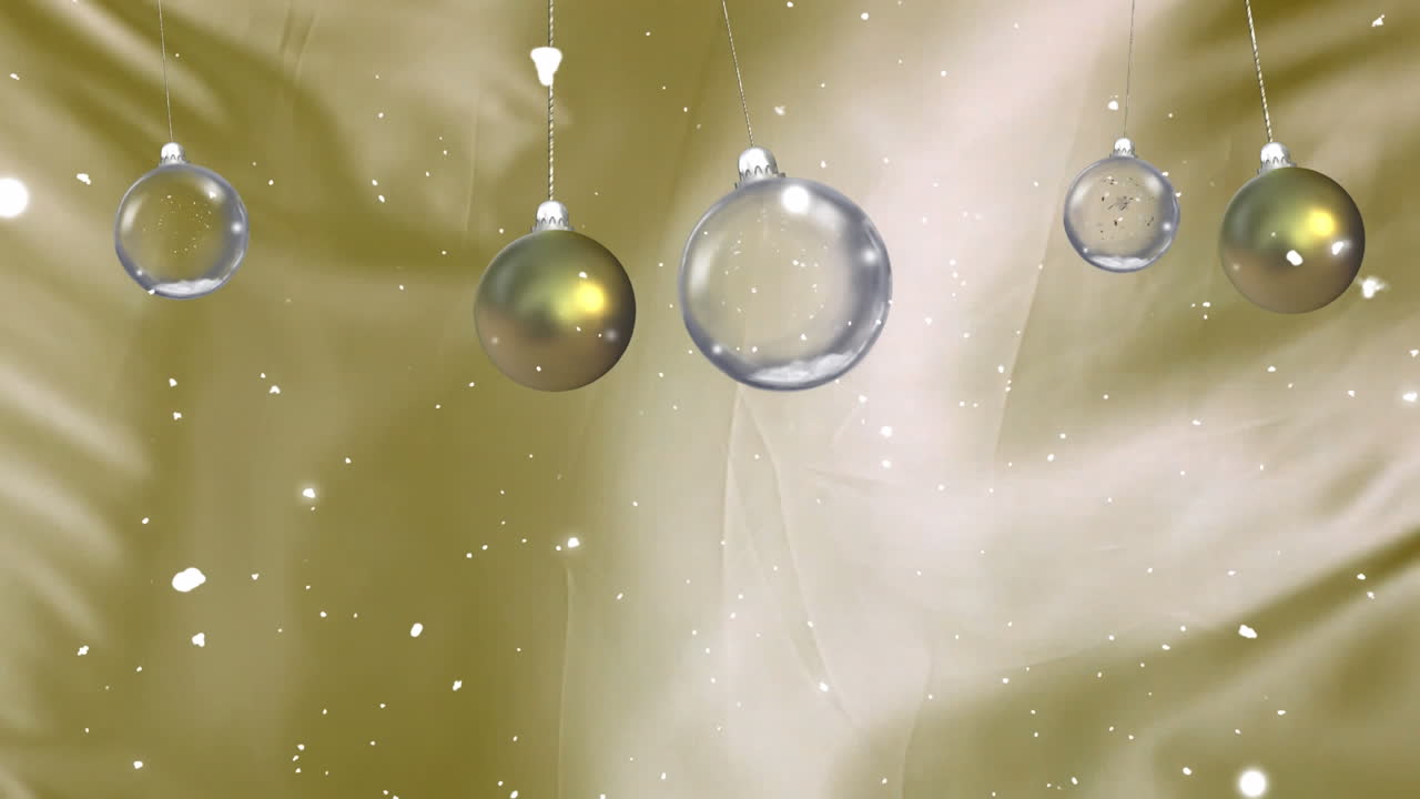 Animazione di palline di Natale ciondolanti con nevicata su sfondo dorato.