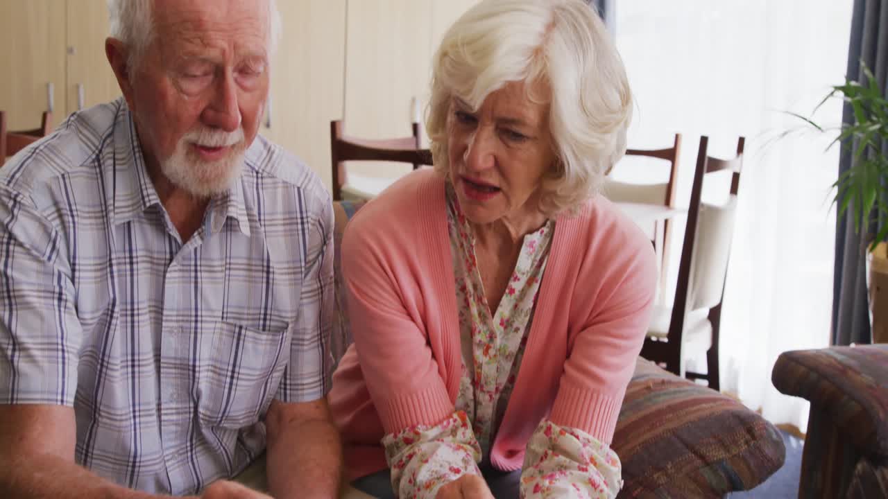 시니어 커플은 행정 업무를 합니다.