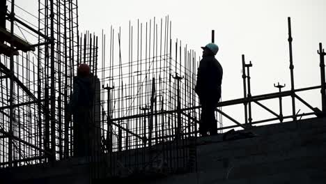 trabajadores de la construcción en un sitio de construcción