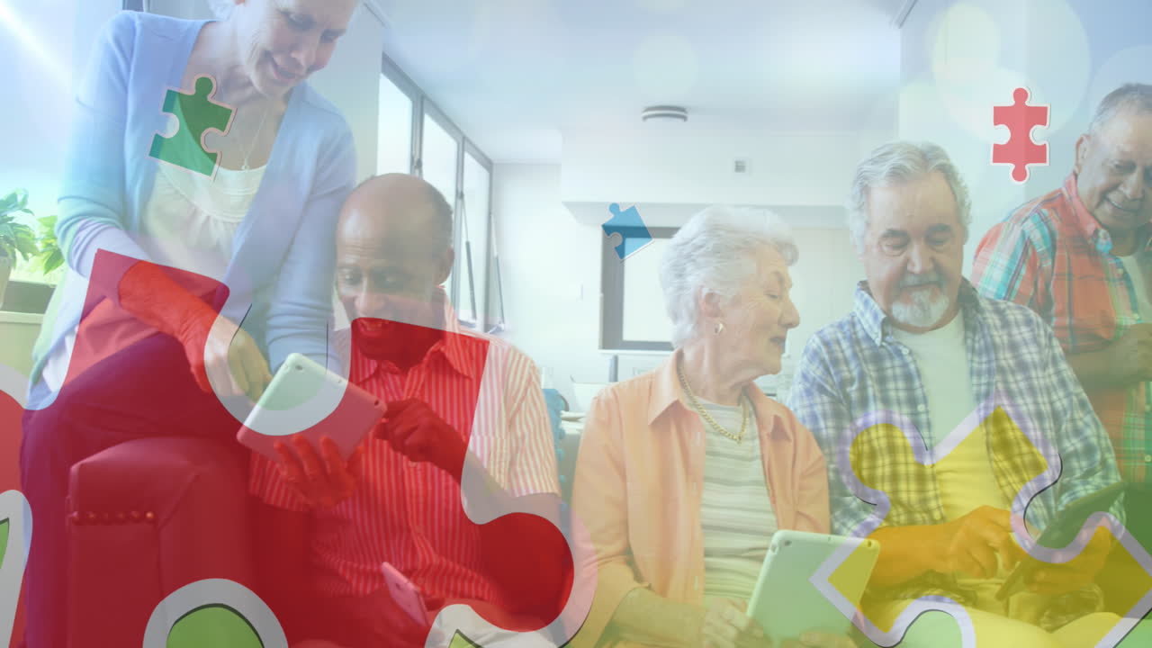 태블릿을 사용하는 고령 친구들 위에서 다채로운 퍼즐 조각의 애니메이션