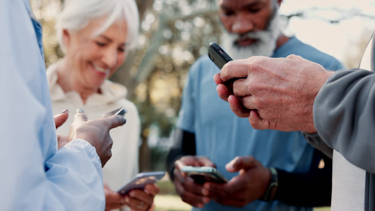 공원에서 스마트폰을 사용하는 노인 그룹