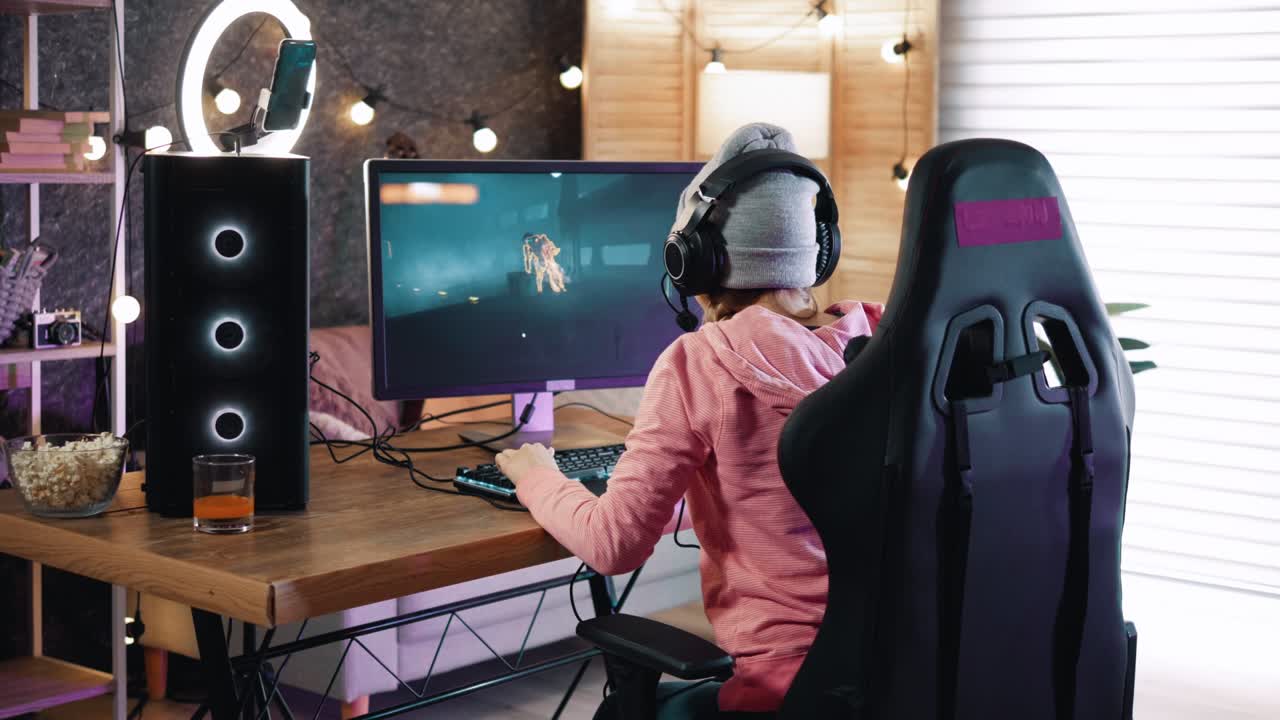 la joven está deseando ganar el juego. la joven jugadora de deportes electrónicos juega un torneo de juegos en equipo en línea desde casa.