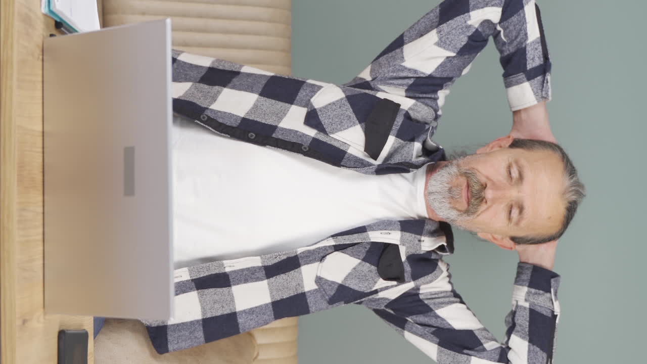 video vertical de haber terminado su trabajo, el anciano se relaja.