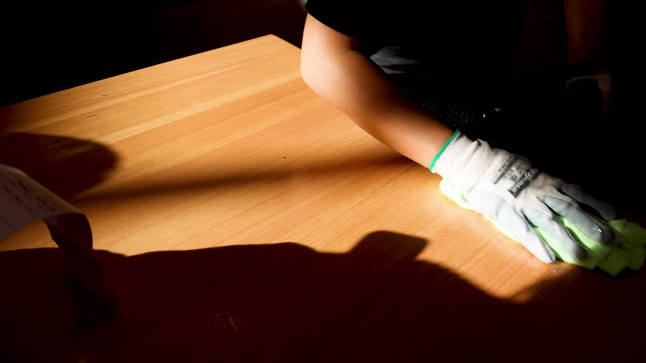 초록색 천으로 된 개인 청소 테이블