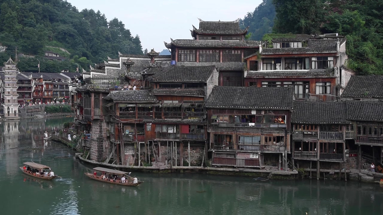 A Cidade Antiga de Fenghuang, na Província de Hunan, China, é uma famosa cidade histórica conhecida por sua arquitetura tradicional chinesa, casas sobre palafitas, ruas de paralelepípedos e vistas panorâmicas à beira do rio.