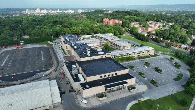 Ripresa aerea del campus scolastico