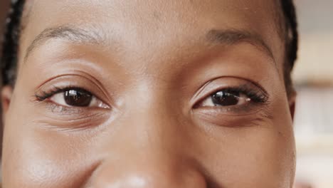 Retrato-De-Cerca-De-Una-Feliz-Mujer-Afroamericana-Sonriendo,-Cámara-Lenta