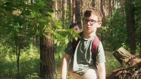 dos niños en el bosque.