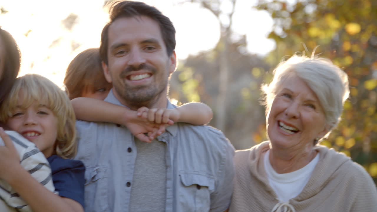 retrato de una familia de varias generaciones de pie en el parque