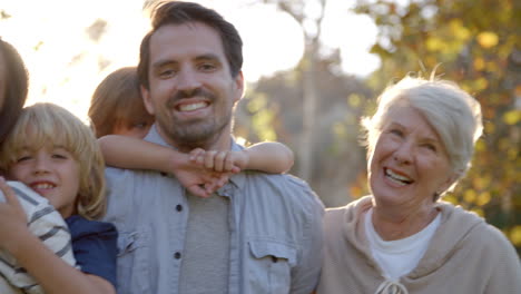 retrato de una familia de varias generaciones de pie en el parque