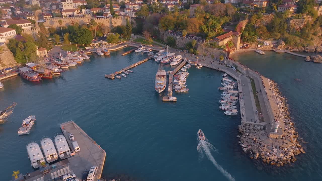 해가 지고 있는 터키 항구 의 공중 사진