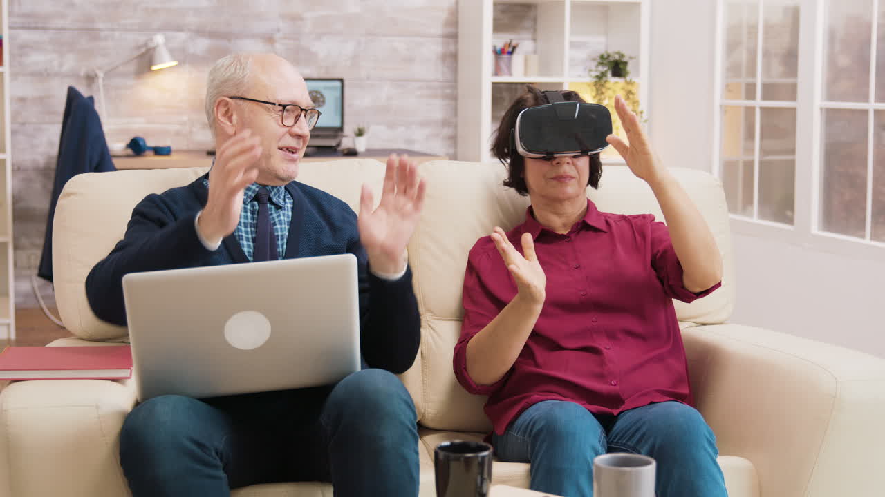 Coppia di anziani che esplora la realtà virtuale a casa