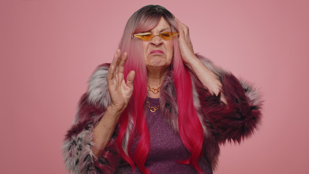 mujer mayor esperando buena suerte, pierde sorprendiendo los resultados repentinos de la lotería mala fortuna pérdida