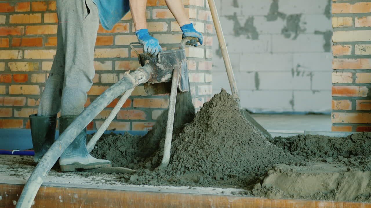 건축업자는 바닥 마감을 위해 반건조 박격포를 놓는다