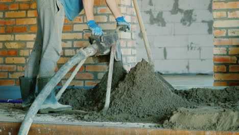 The-Builder-Puts-A-Semi-Dry-Mortar-For-Finishing-The-Floor