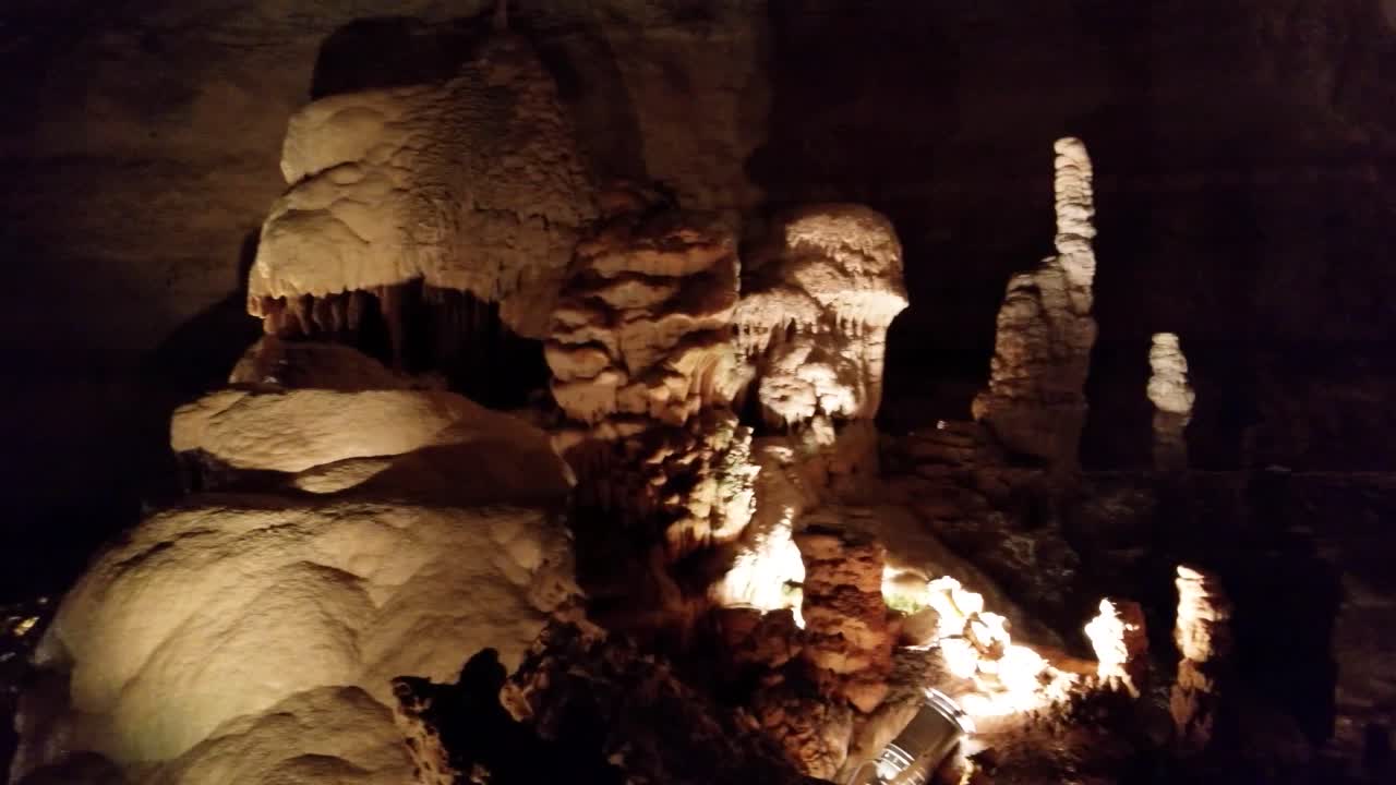 visita guiada a través de cavernas de puentes naturales en texas
