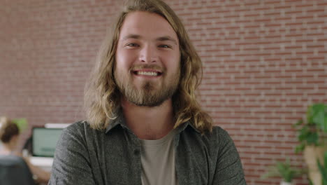 retrato de un joven guapo en una oficina, un café de internet sonriendo confiado ante la cámara, un empresario masculino exitoso con los brazos cruzados