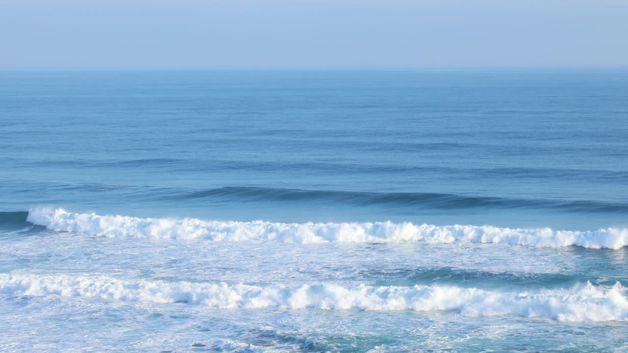 바다의 파도가 해안에 부히고