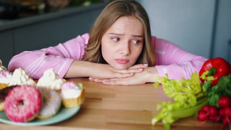 Traurige-Junge-Frau,-Die-Abwechselnd-Gesundes-Und-Junk-Food-Anschaut