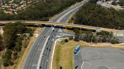 Luftaufnahme-Der-Belebten-Autobahn-Im-Zeitraffer-Mit-Kreuzung-Der-Stadtbahn