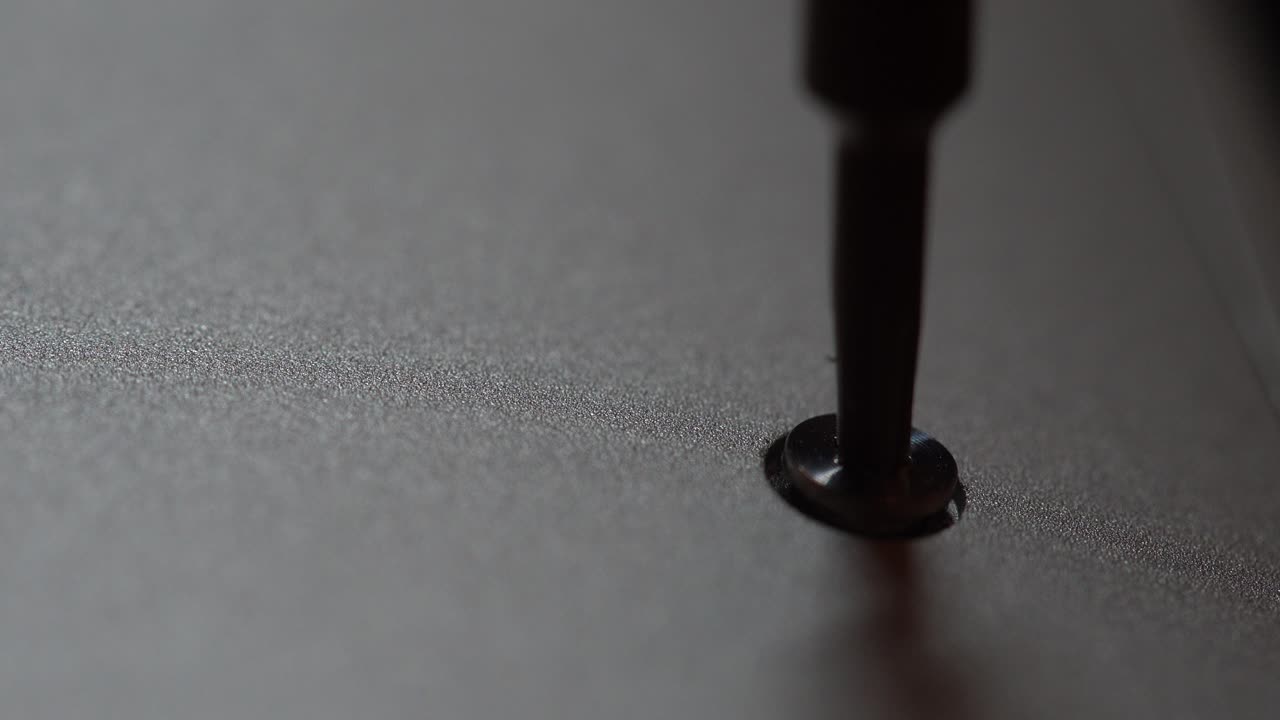 apriete el tornillo de una macro portátil