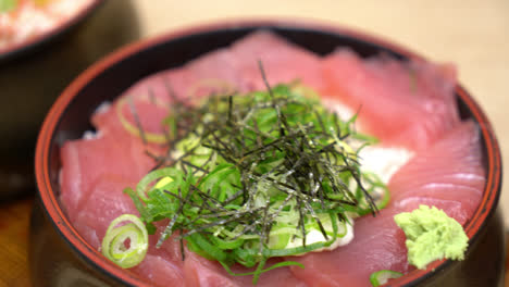 atún fresco crudo sobre arroz coronado - donburi japonés - estilo de comida japonesa