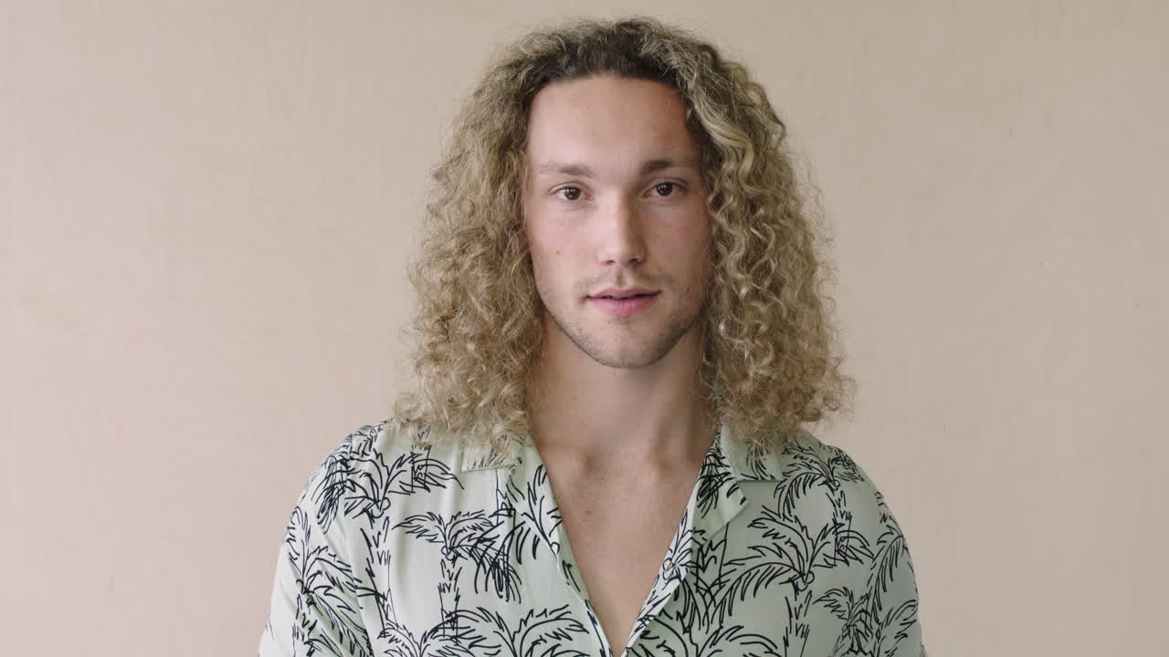 retrato de un joven guapo con el pelo largo y rubio