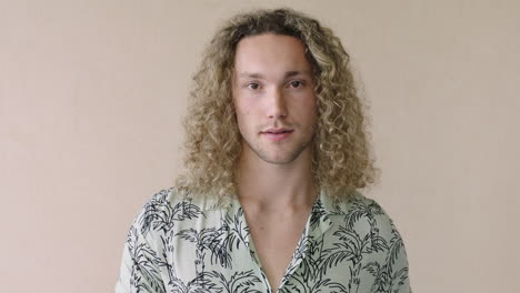 retrato de un joven guapo con el pelo largo y rubio