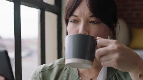 Schöne-Junge-Frau,-Die-Zu-Hause-Ein-Smartphone-Benutzt-Und-Kaffee-Trinkt-Und-Entspannt-Morgens-Beim-Surfen-In-Social-Media-Nachrichten,-Beim-Blick-Aus-Dem-Fenster-Und-Beim-SMS-Schreiben-Auf-Dem-Mobiltelefon-Genießt