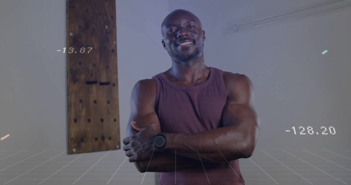 Uomo maturo che si gira verso la telecamera, attivando linee di dati ondulate con numeri che mostrano metriche di fitness.
