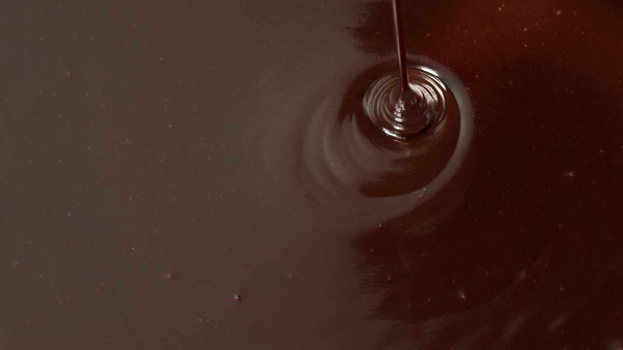 녹은 액체 프리미엄 어두운 또는  초콜릿과 견과류를 부어, 과자 제조업체가 디저트, 아이싱을 준비합니다.