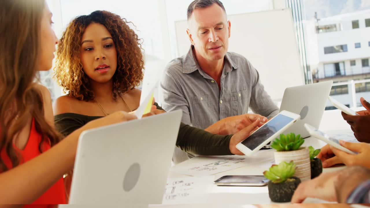 Team di dirigenti che interagiscono mentre lavorano in ufficio