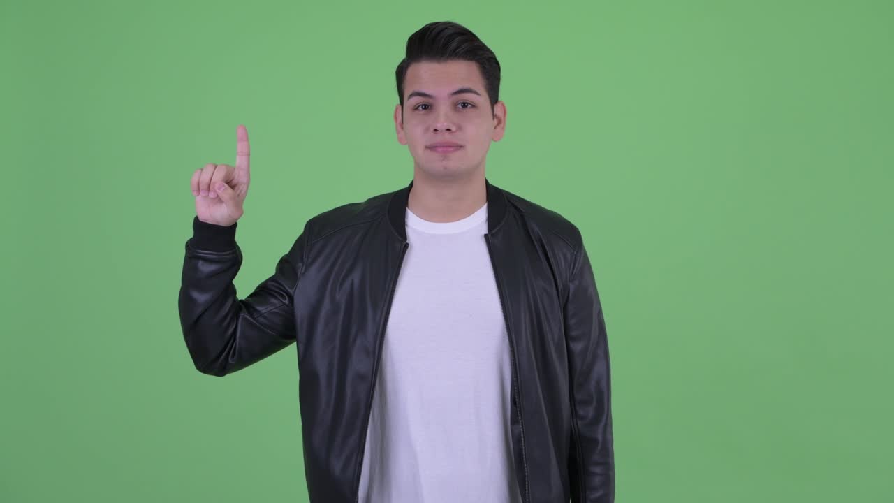 Pria Muda Tampan Multi-Etnis dengan Jaket Kulit