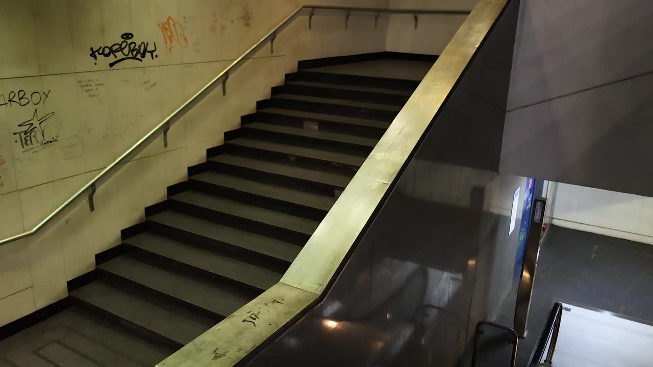 escalera cubierta de graffiti en nápoles, italia