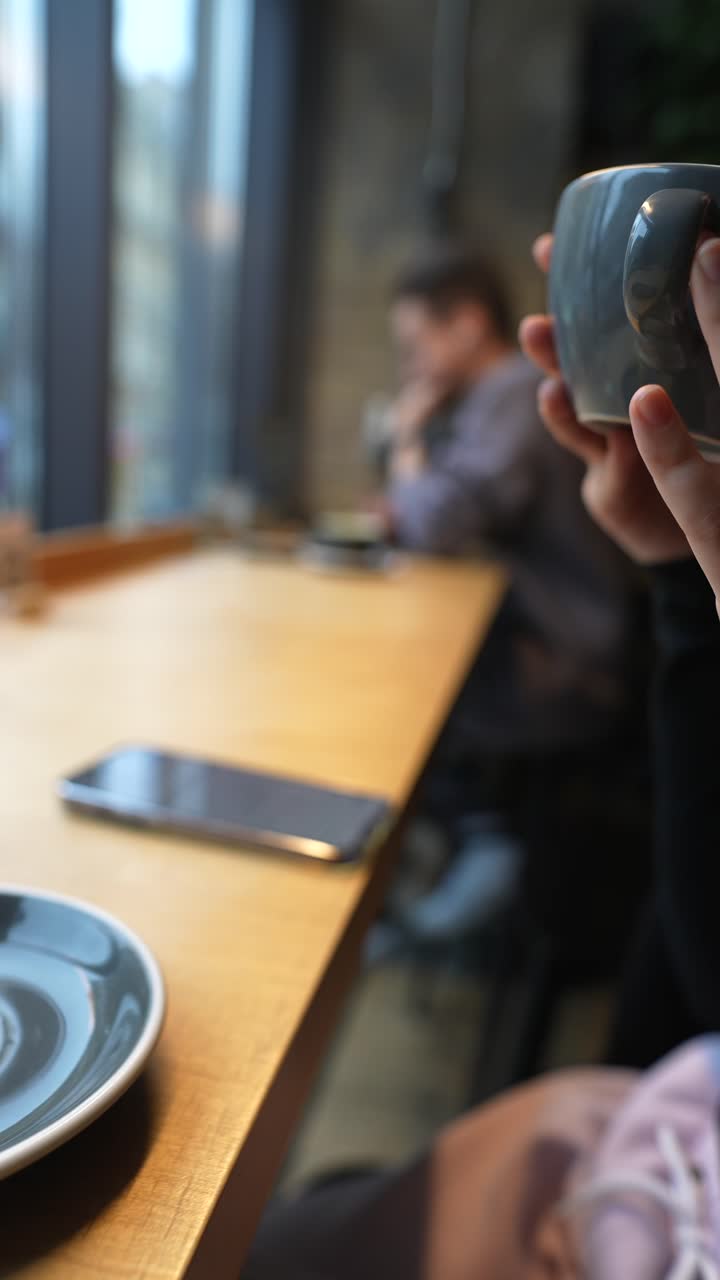 Persona disfrutando de un café en una cafetería