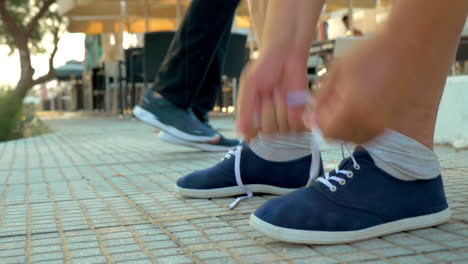 los hombres se preparan antes de correr.